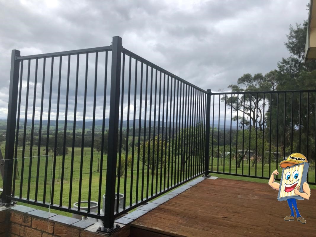 Flat top pool fence