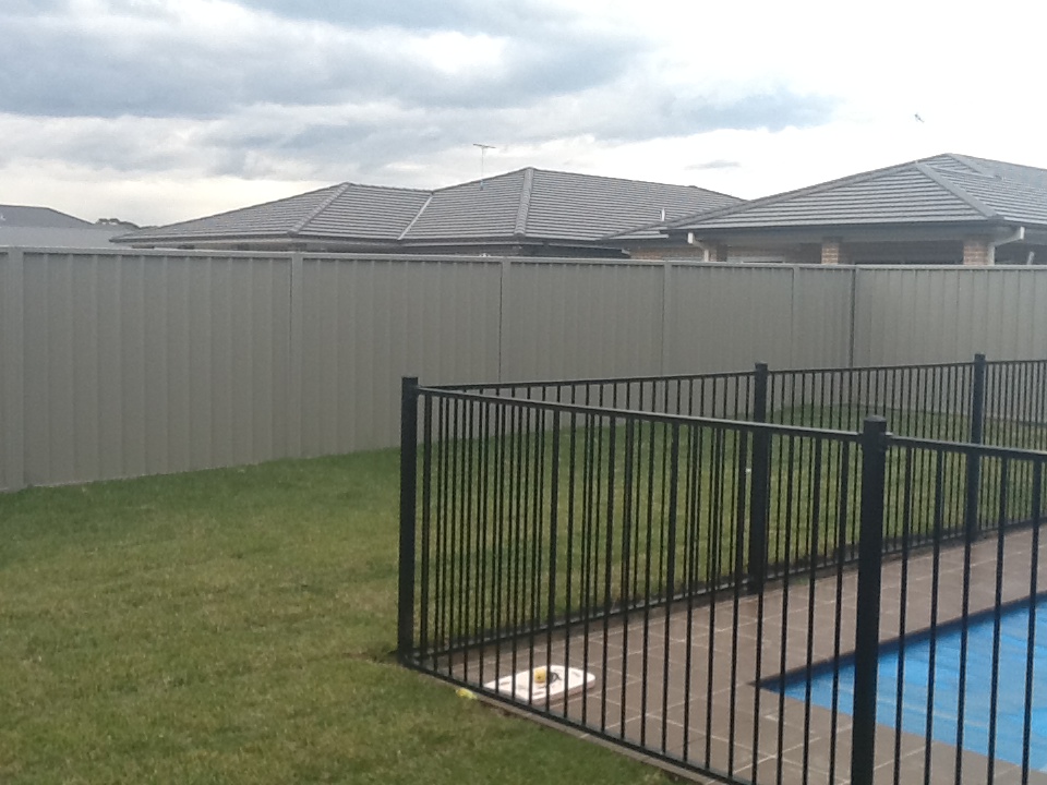 Flat top pool fence