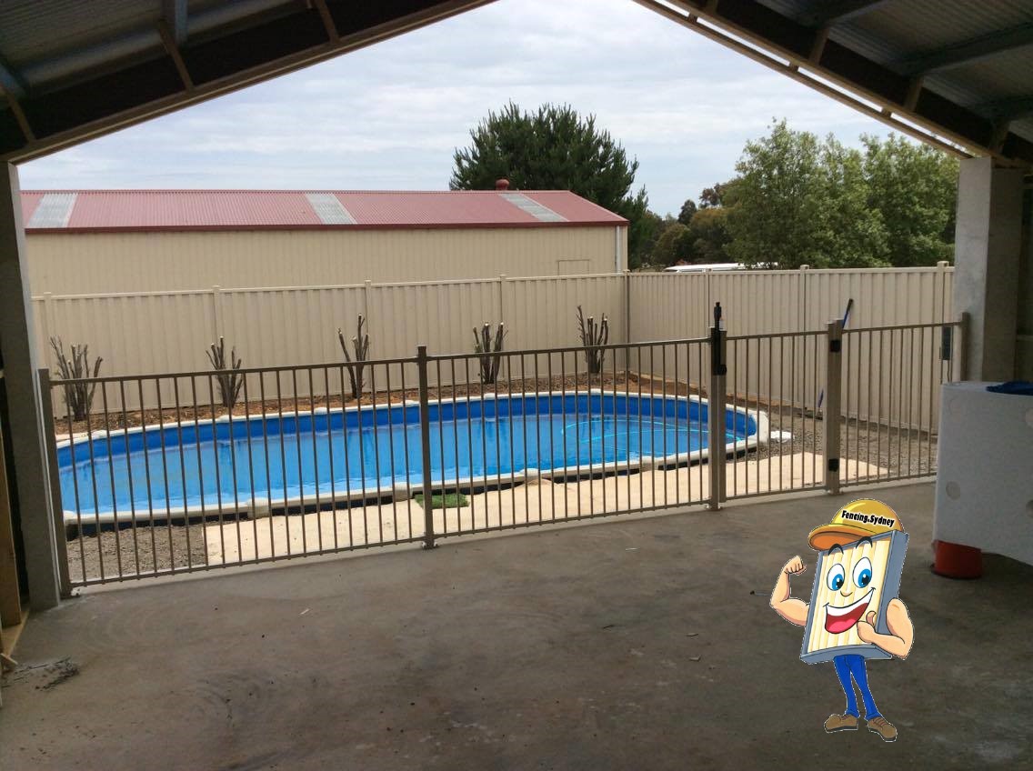 Flat top pool fence